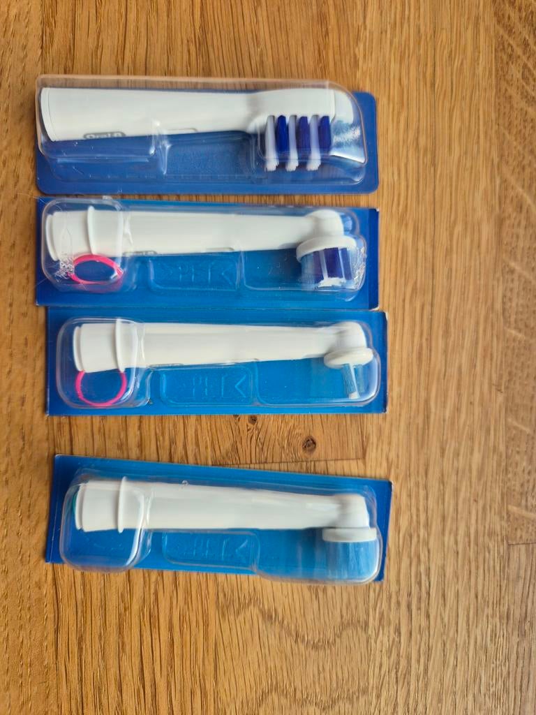 4 verschillende Oral B opzetborstels, Ophalen of Verzenden, Nieuw, Opzetborstel
