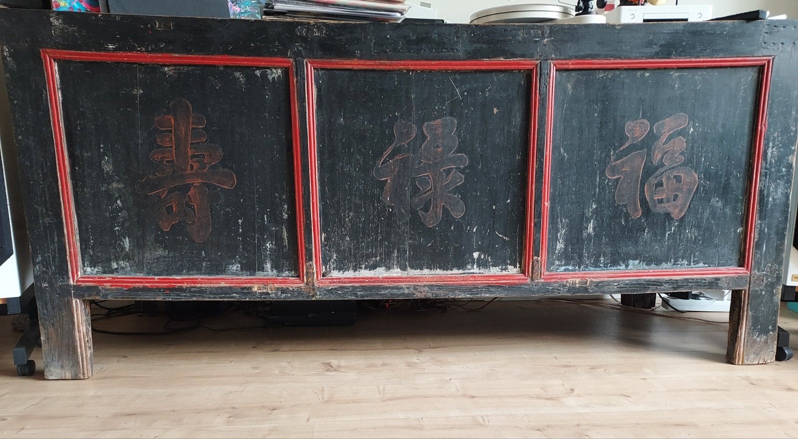 Aura Peeperkorn dressoir met symbolische karakters, Ophalen