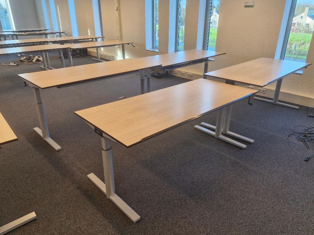 Gispen TM bureau met slinger, zeer robuust NL design, Parallelweg West 23, 4104 AR Culemborg, 180 cm, Info@gispen.nl, In hoogte verstelbaar