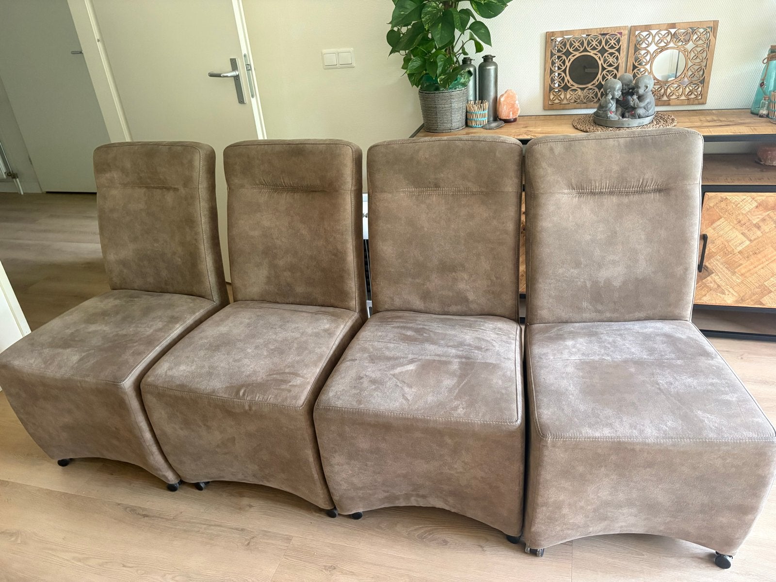 4 Taupe Suedine Eetkamerstoelen met Wieltjes, Huis en Inrichting, Stoelen, Ophalen, Gebruikt, Bruin, Vier