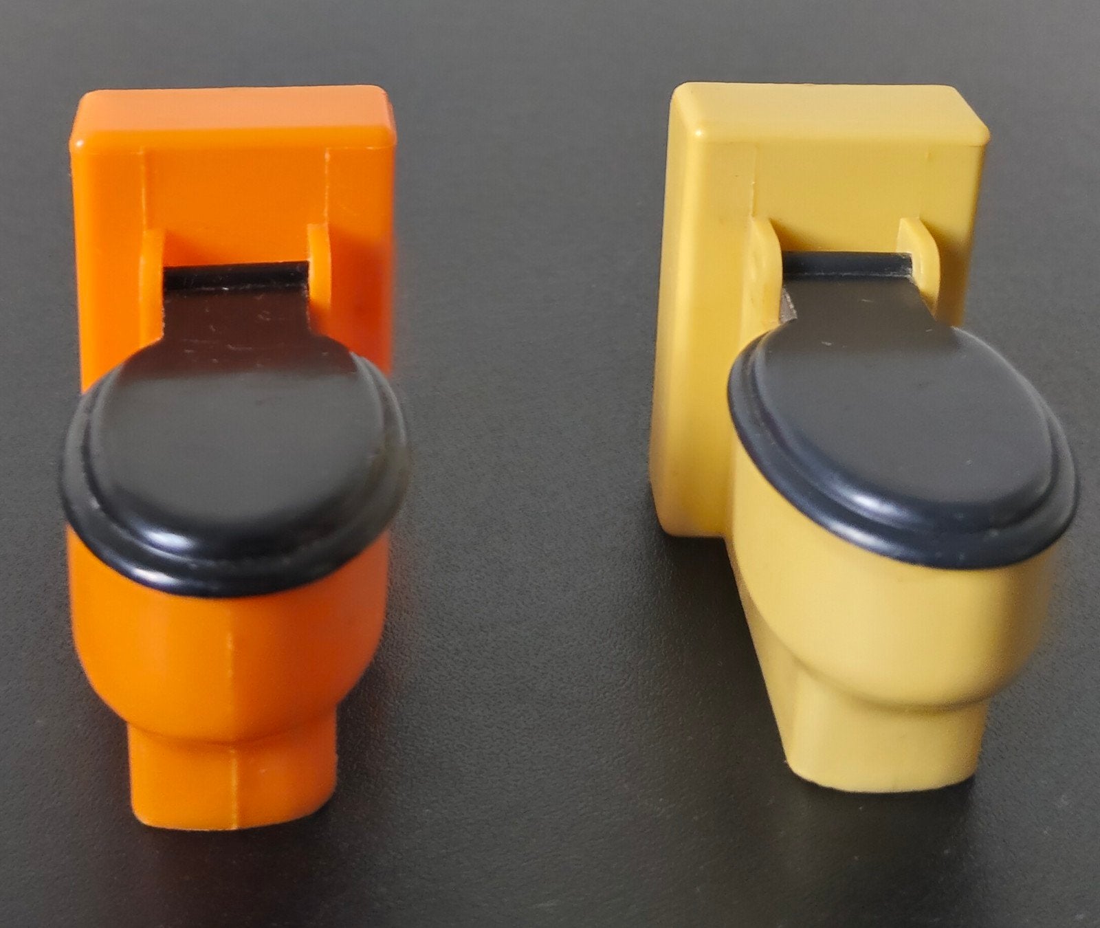 Vintage jaren '70 poppenhuis wc's - 4 cm hoog, Ophalen of Verzenden, Gebruikt, Sanitair