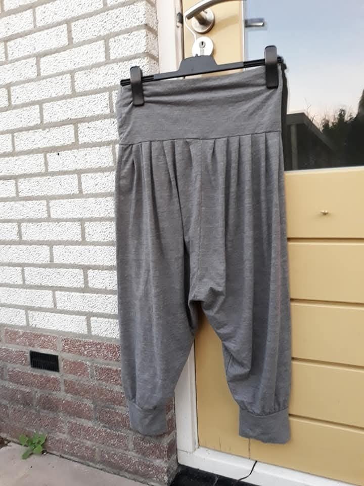 Broek met plooien grijs 95%viscose 5% elasthan driekwart mod, Maat 38/40 (M), Nieuw, Ophalen of Verzenden, Driekwart