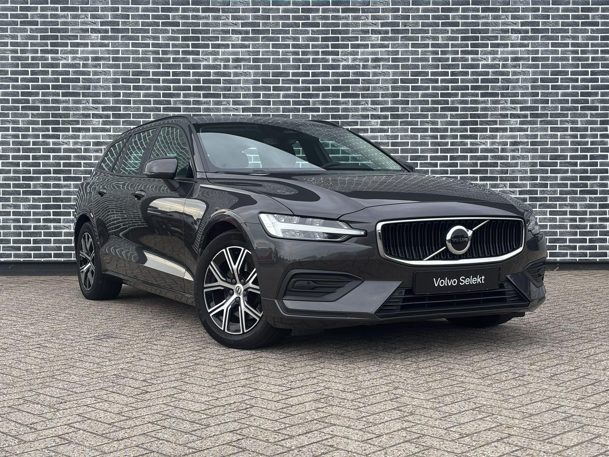 Volvo V60 2.0 B3 Essential | Adaptieve Cruise Control | Park, Stof, Euro 6, 4 cilinders, 1634 kg