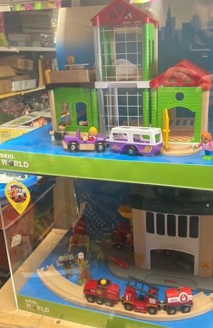 2 grote BRIO speelgoed winkel displays te koop, Ophalen, Gebruikt, Rij- of Hobbelspeelgoed