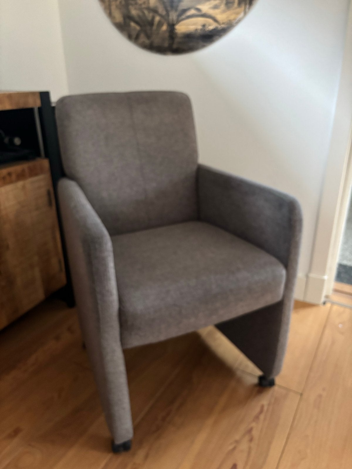 Comfortabele Grijze Fauteuil met Wieltjes en Armleuningen, Ophalen, Gebruikt, Minder dan 75 cm, Stof