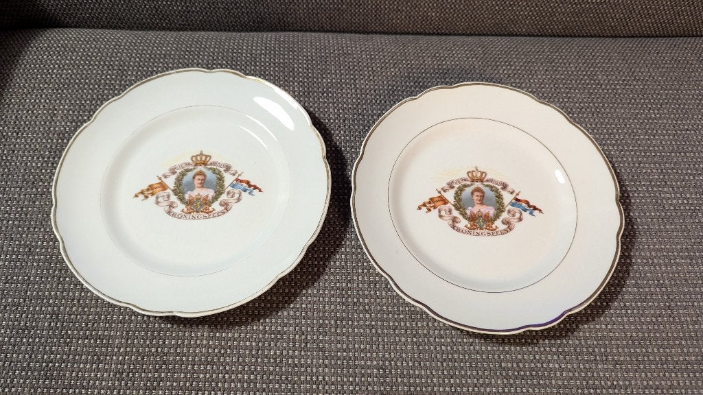 Antiek Kroningsfeest (1898) bord Koningin Wilhelmina 2 stuks, Ophalen of Verzenden, Gebruikt, Nederland, Servies
