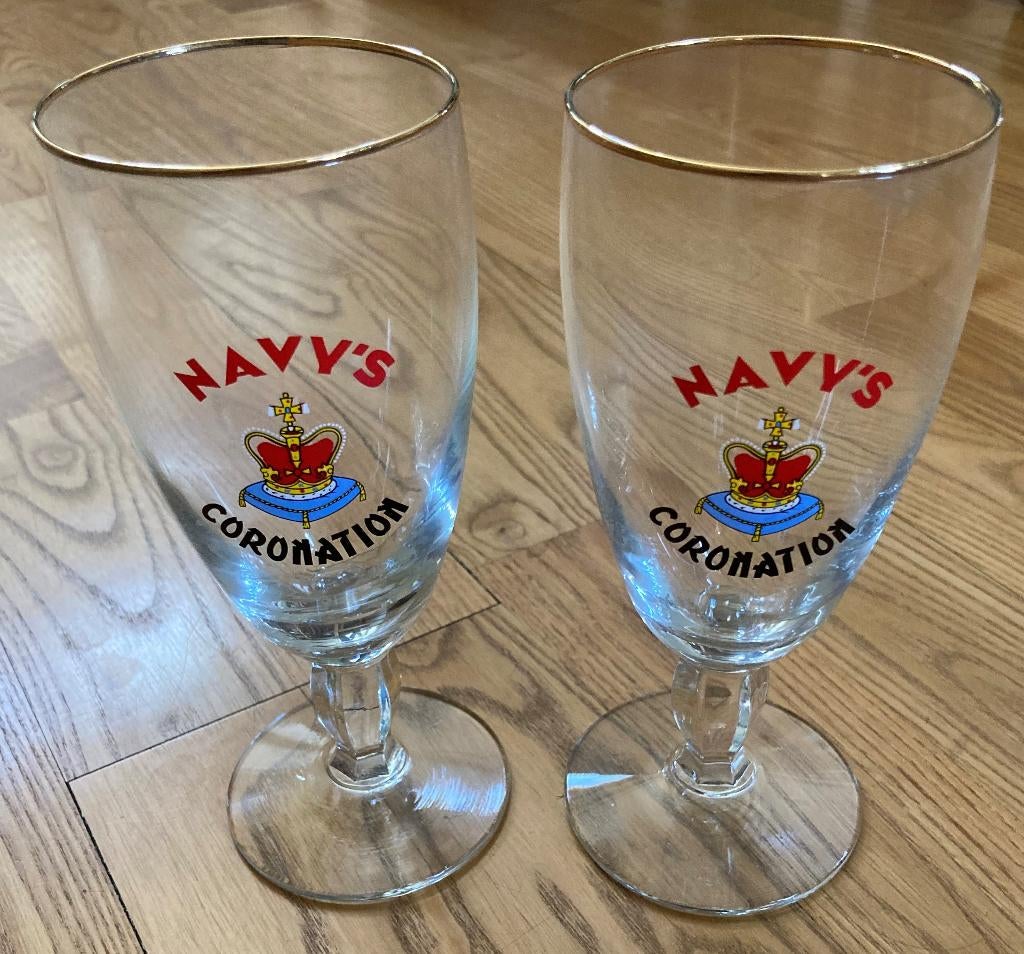 Bierglas op voet NAVY'S CORONATION 2 stuks, Verzamelen, Biermerken, Zo goed als nieuw, Glas of Glazen, Ophalen of Verzenden