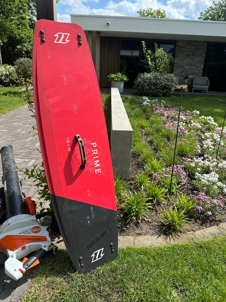 North Prime Kitesurfboard 136 x 40, Watersport en Boten, Kitesurfen, Ophalen, Gebruikt, Twintip, Kiteboard