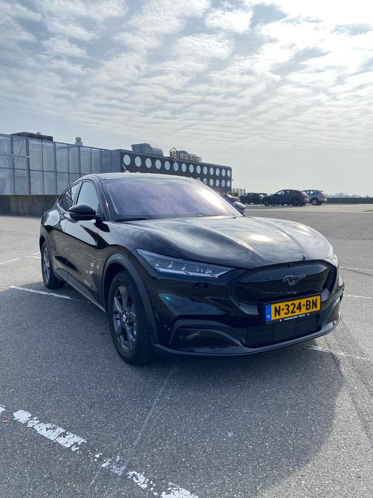 Ford Mustang 98kWh 338pk AWD Aut. 2021 Zwart, Auto's, 136 pk, 750 kg, Zwart, Origineel Nederlands
