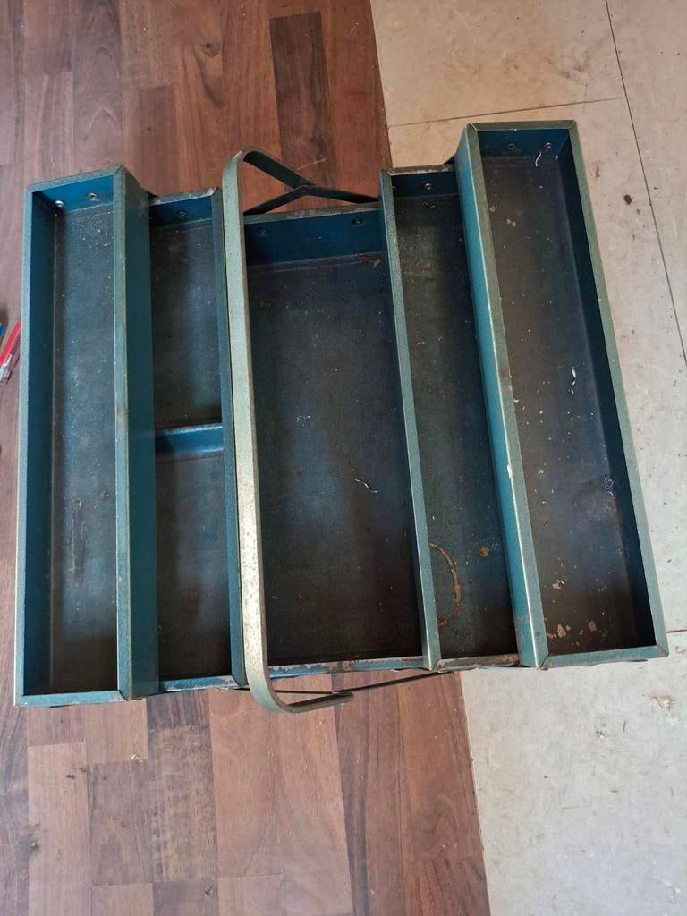 Gereedschapskist met verschillende gereedschappen, Ophalen