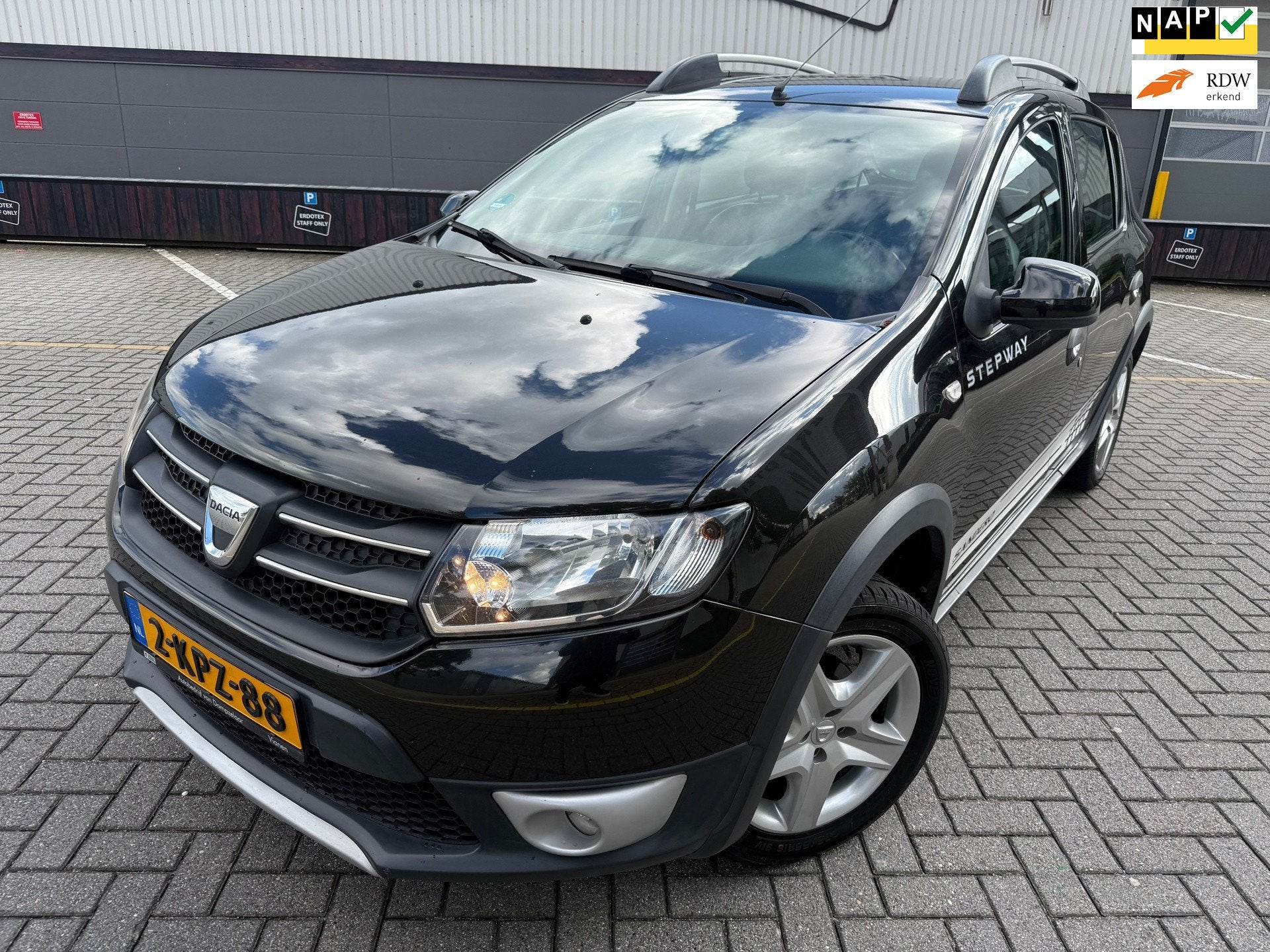 Dacia Sandero 0.9 TCe Stepway Lauréate*Trekhaak*NAVI*Cruise, Auto's, Voorwielaandrijving, Gebruikt, 31 €/maand, Parkeersensor