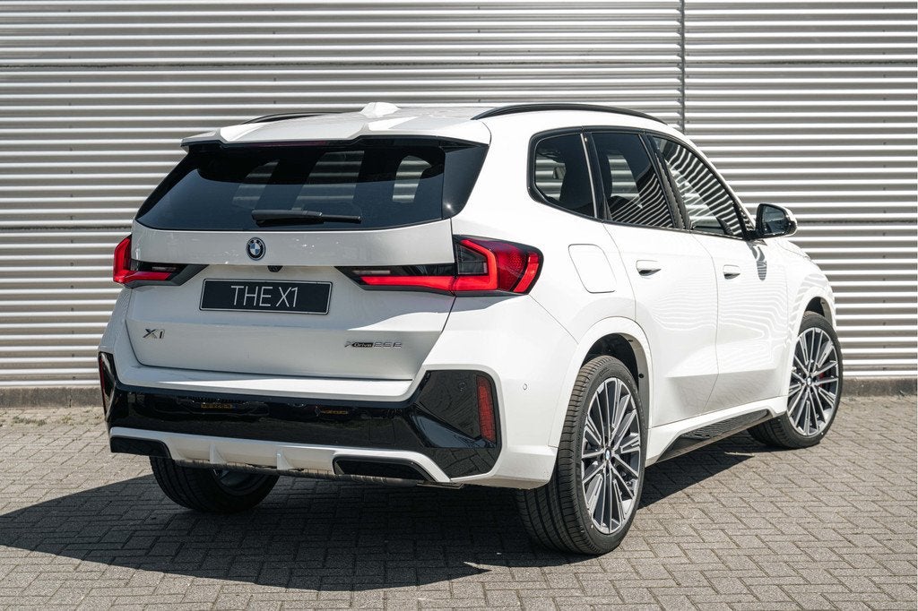 BMW X1 xDrive25e M Sport Automaat / Panoramadak / Trekhaak /, Auto's, BMW, Elektrische stoelverstelling, Zwart, Wit, Bedrijf