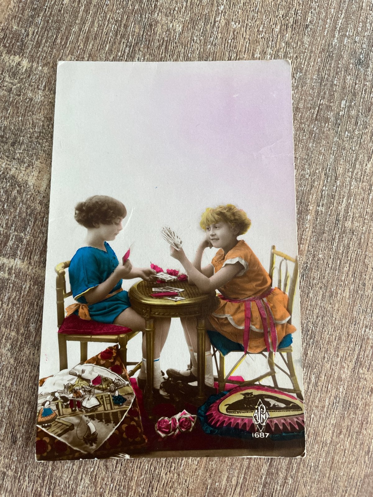 Oude ansichtkaart: Kinderen aan tafel met kaarten, Verzamelen, Ophalen of Verzenden, 1920 tot 1940, Gelopen, Kinderen
