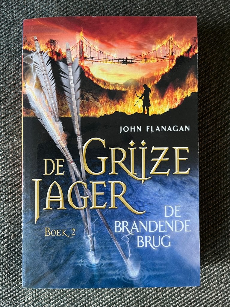 John Flanagan - De brandende brug. (De Grijze Jager 2), Boeken, Ophalen of Verzenden, Zo goed als nieuw, John Flanagan