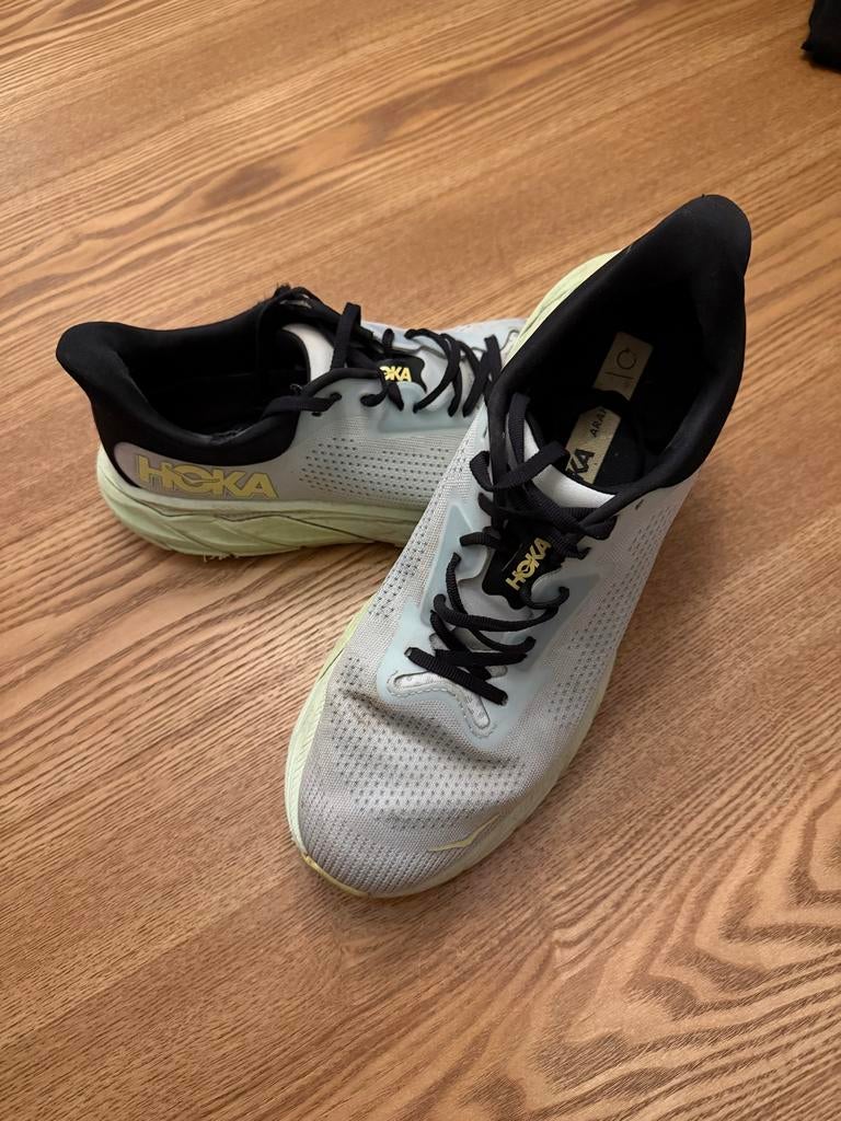 HOKA Arahi 7 Hardloopschoenen - Maat 44 2/3 - Gebruikt, Sport en Fitness, Loopsport en Atletiek, Overige merken, Gebruikt, Hardloopschoenen