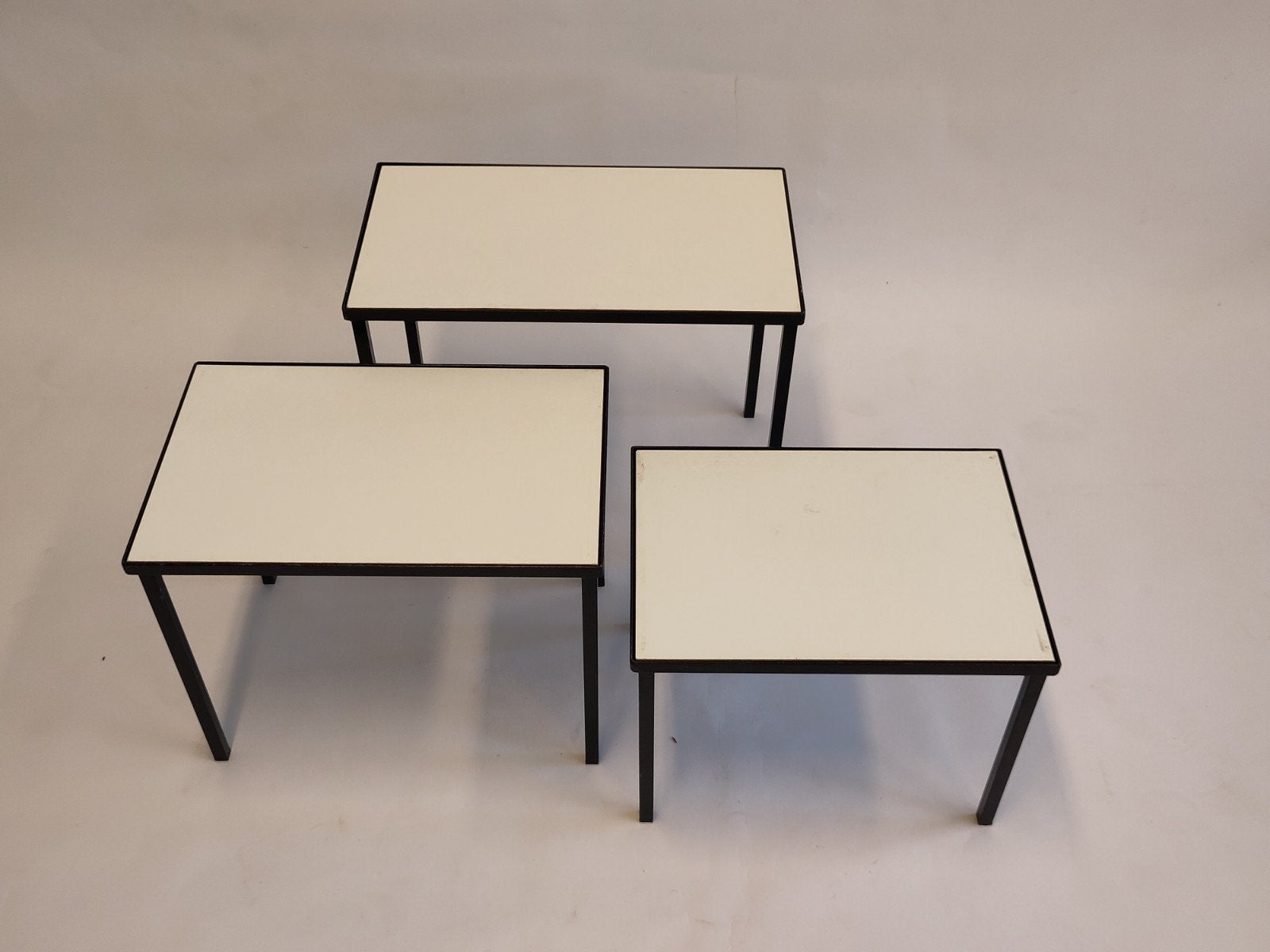 Vintage set tafeltjes miniset nesting tables metaal hout, 45 tot 60 cm, Minder dan 55 cm, Gebruikt, Metaal of Aluminium