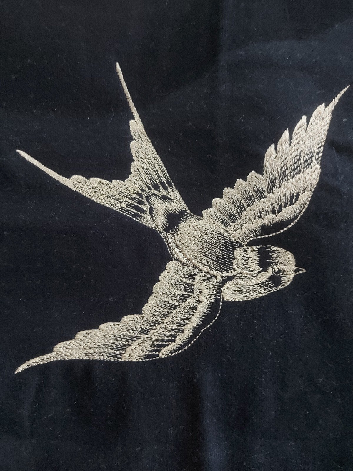 Een prachtig geborduurde vogel op een lapje stof. De vogel i, Ophalen of Verzenden, Nieuw, 30 tot 200 cm, 30 tot 120 cm
