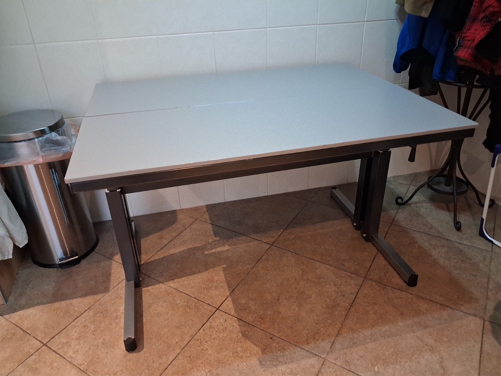 Grijze verstelbare tafel merk Gispen, Modern en functioneel, Gebruikt, 100 tot 150 cm, Overige materialen