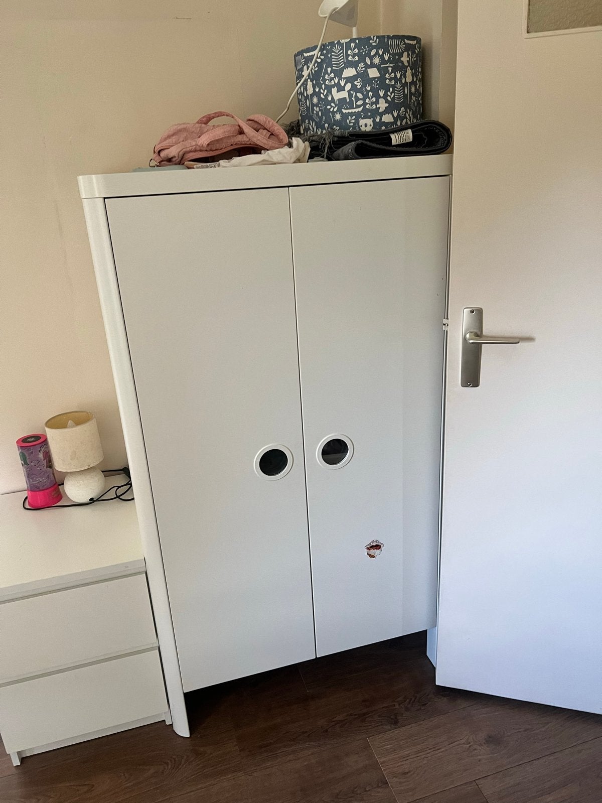 Witte kinderkast met planken en hangruimte, Gebruikt, 105 cm of meer, Ophalen of Verzenden, Minder dan 50 cm