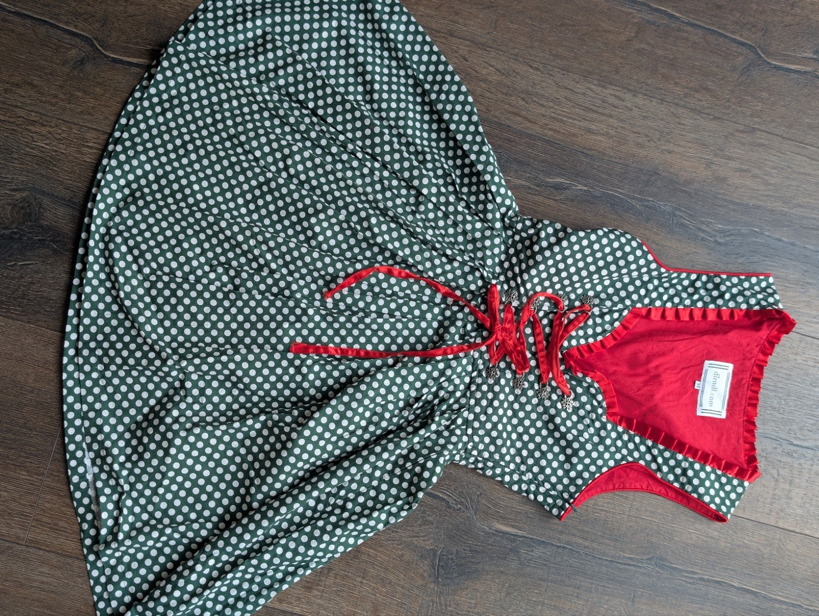 Dirndl jurk groen met witte stippen en rode details, Zo goed als nieuw, Knielengte, Maat 34 (XS) of kleiner, Groen