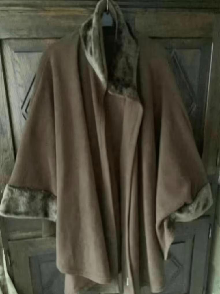 Bruine fleece poncho nepbonten kraag mouw; one size fits all, Kleding | Dames, Ophalen of Verzenden, Zo goed als nieuw, Maat 46/48 (XL) of groter