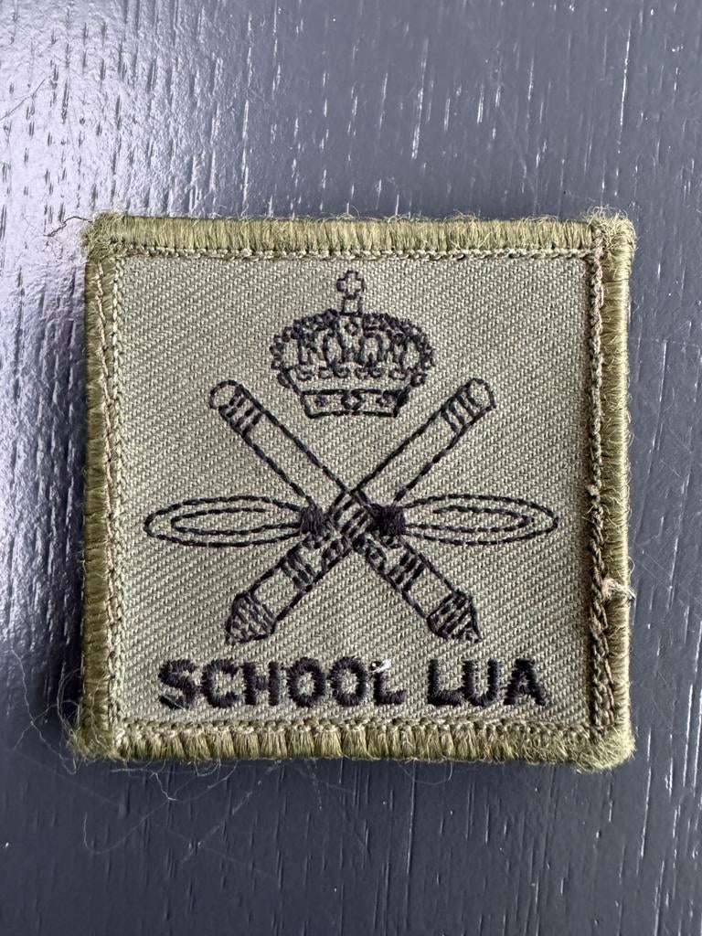 KL borstembleem School LUA, Verzamelen, Ophalen of Verzenden, Landmacht, Nederland, Embleem of Badge