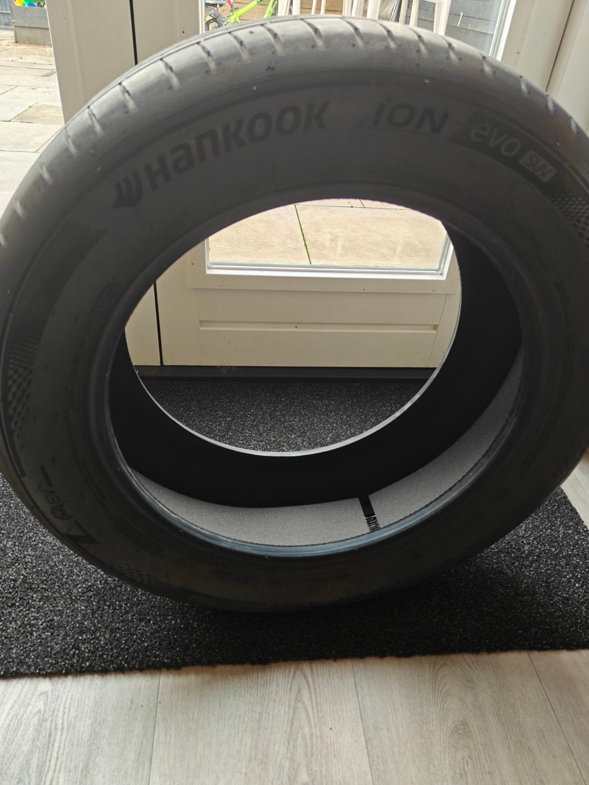 Foto 2 van 4x Hankook iON evo SUV 235/55 ZR18 104W XL T0 – Tesla – DOT