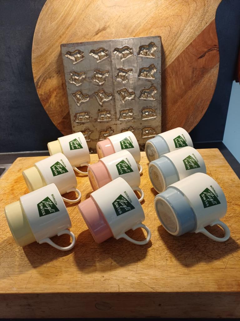 Pastel Regout Bouillon Bekers Hugli Swiss, Antiek en Kunst, Verzenden