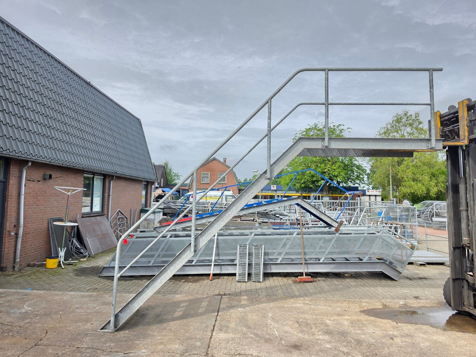 Stalen trap met bordes gegalv.hoog 2,75mtr nor086, Doe-het-zelf en Verbouw, Ladders en Trappen, Ophalen, 2 tot 4 meter