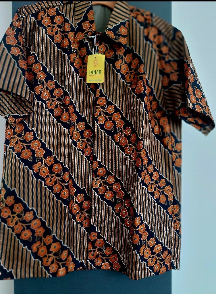 Nieuw! Batikhemd met een traditioneel bruin patroon, mt M., Ophalen of Verzenden, Nieuw, Bruin, DINAR.