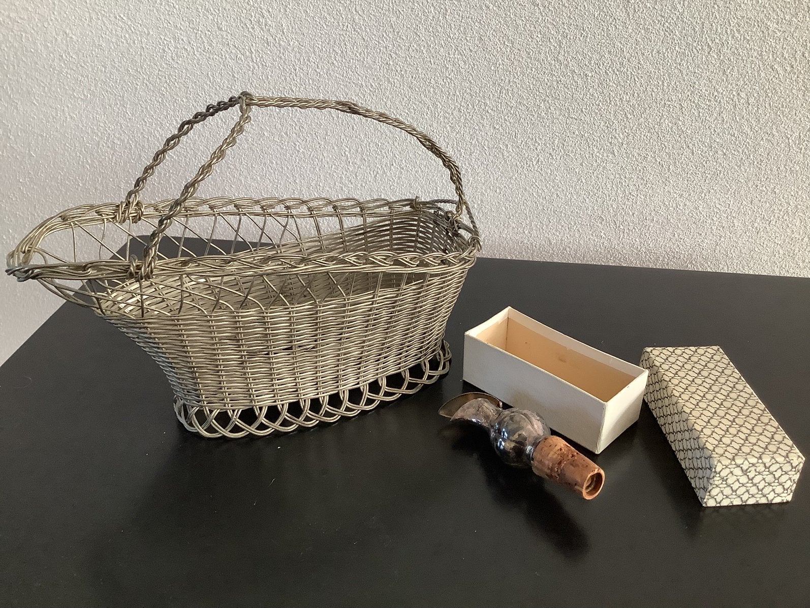 Retro verzilverde wijnfles houder en een schenktuit, Ophalen of Verzenden, Huis en Inrichting