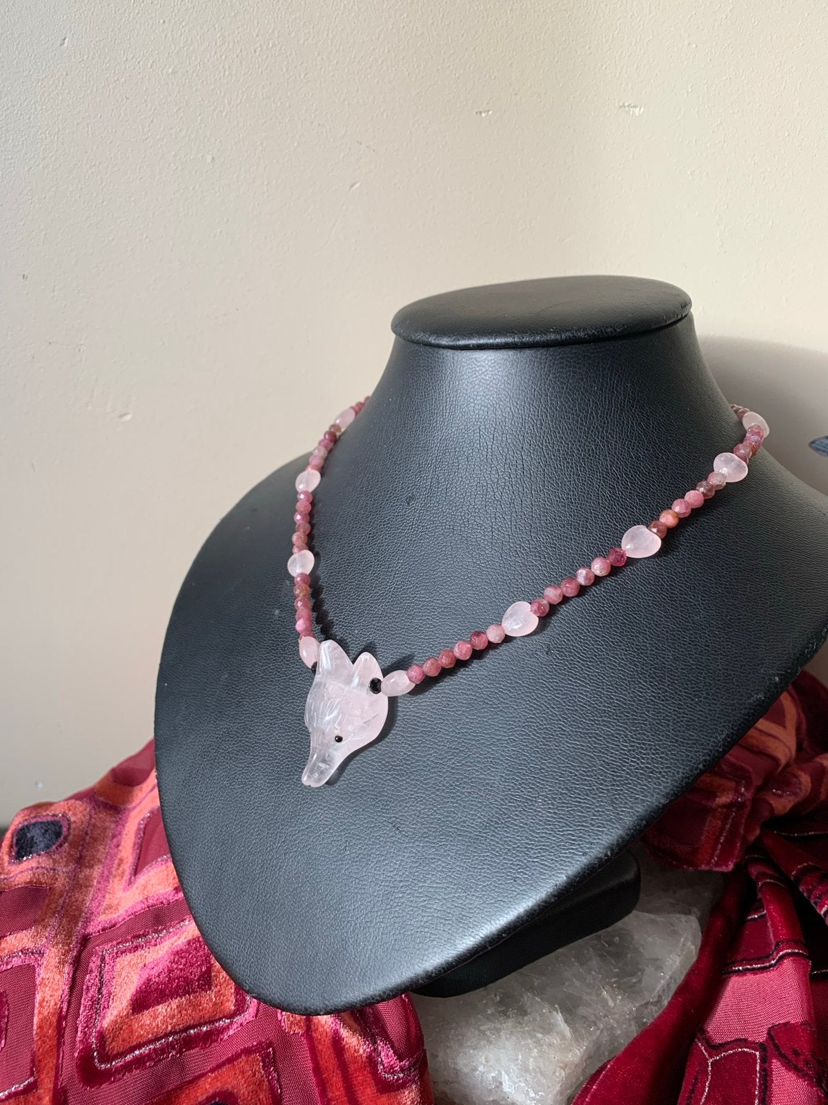Toermalijn roze rubelliet vos hanger totem amulet uniek, Magnolia11, Nieuw, Ophalen of Verzenden, Steen of Mineraal