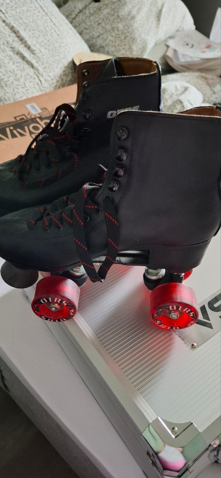 Zwarte rolschaatsen met rode wielen, Ophalen, Gebruikt, Dames