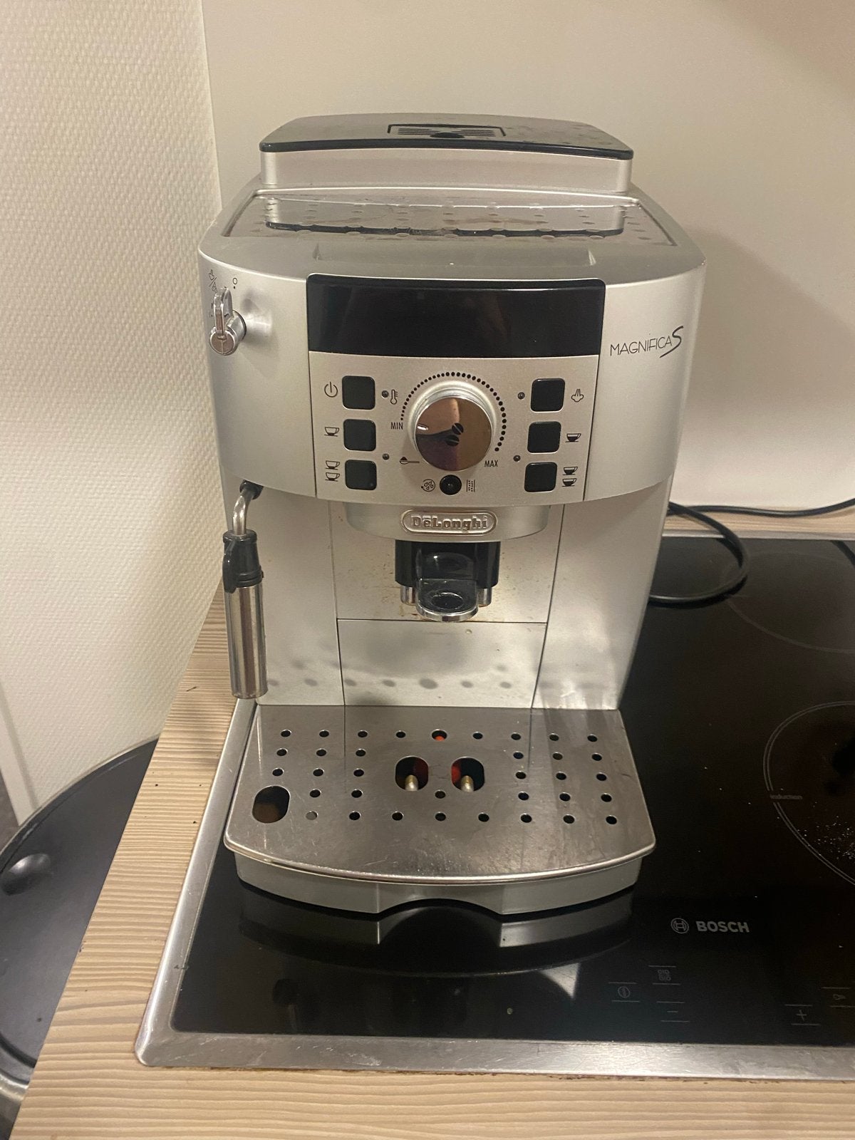 Delonghi Magnifica S koffiezetapparaat - onderhoud nodig, Stoompijpje, Gebruikt, Koffiemachine, Koffiebonen