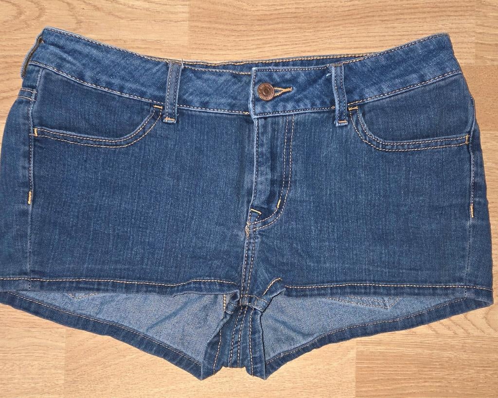 Jeans hotpants van Divided, maat 38, Ophalen of Verzenden, Zo goed als nieuw, Blauw, W30 - W32 (confectie 38/40)