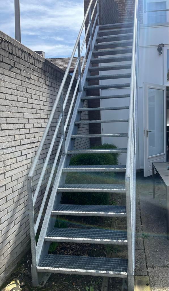 Stevige metalen buitentrap met leuning, Ophalen of Verzenden, Zo goed als nieuw, Trap, 2 tot 4 meter