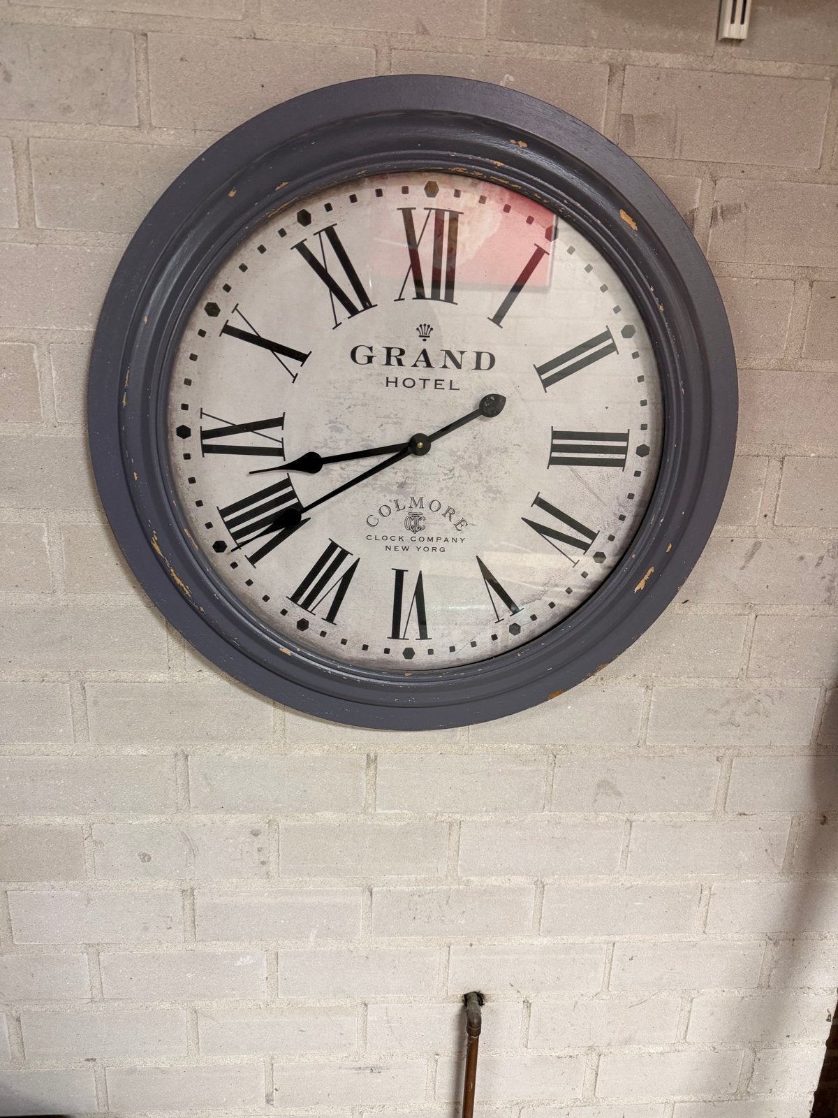 Grote Wandklok "Grand Hotel" - 67 cm diameter, Huis en Inrichting, Grijs, Analoog, Ophalen of Verzenden, Overige merken