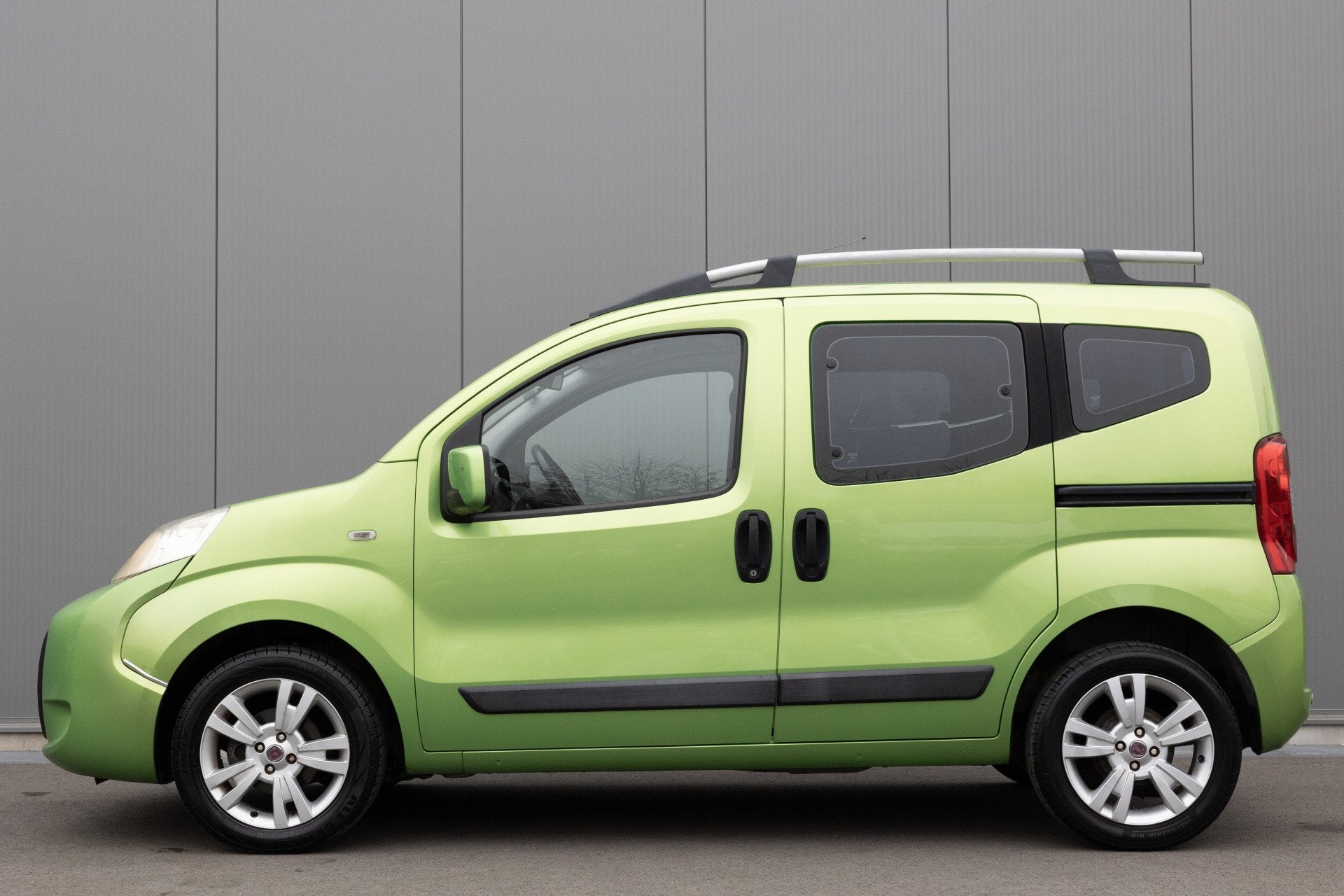 Fiat Qubo 1.4 Active | AIRCO | 2X SCHUIFDEUR | PARKEER SENSO, Voorwielaandrijving, Stof, Zwart, 4 cilinders