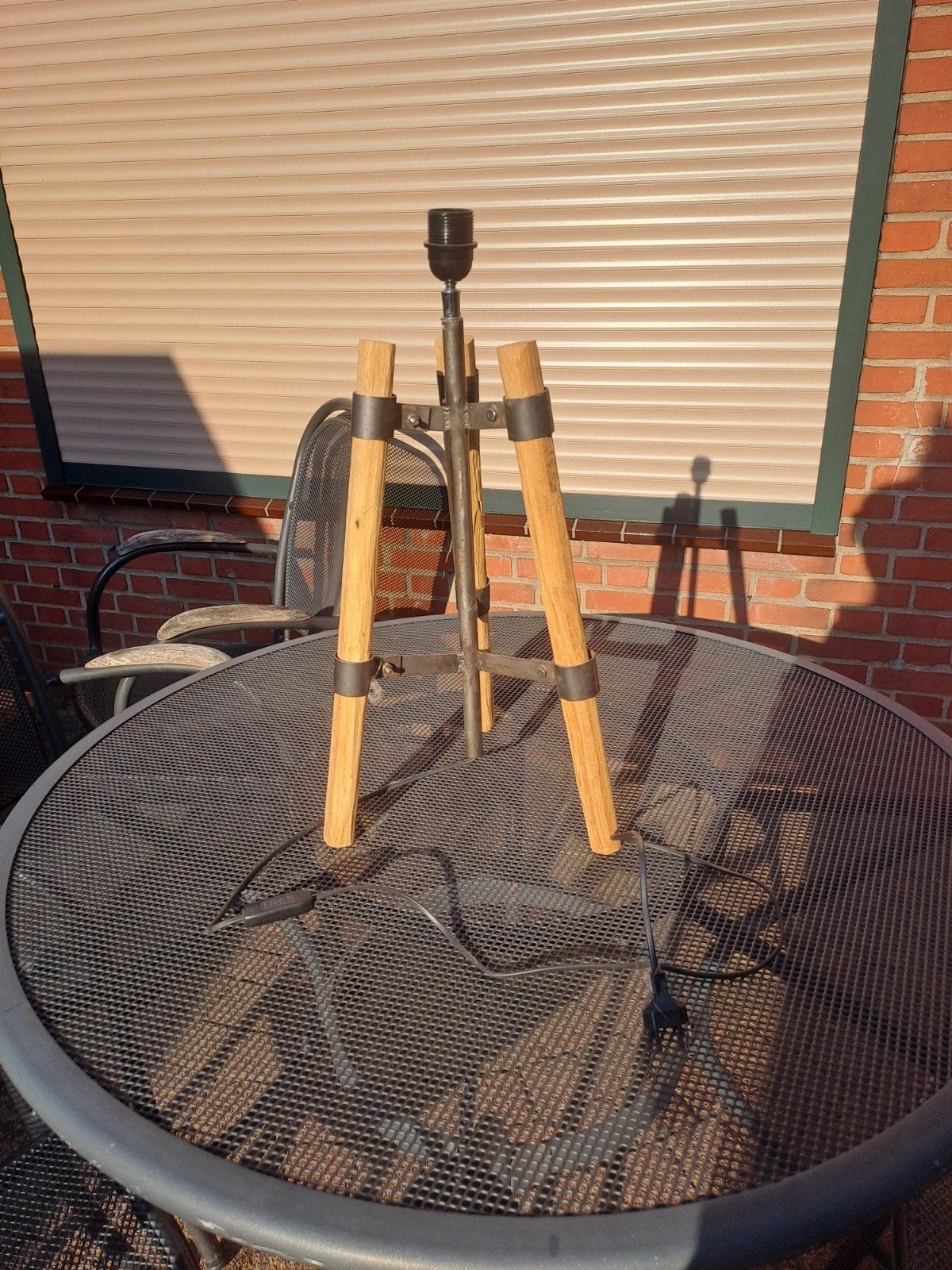 Unieke handgemaakte tafellamp - Hout en metaal, 60 cm hoog, Huis en Inrichting, Gebruikt, Sfeerlamp, Overige kleuren, Met stekker