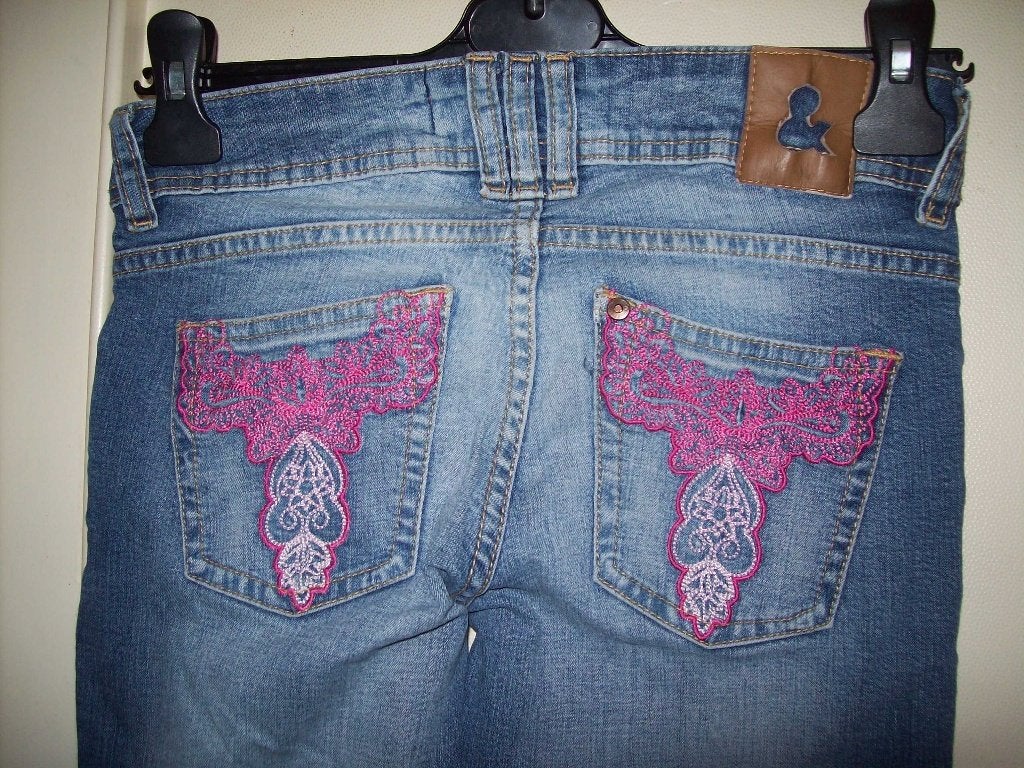 Spijkerbroek met roze borduurwerk flared 152, Kinderen en Baby's, Broek, Gebruikt, Meisje, Ophalen of Verzenden