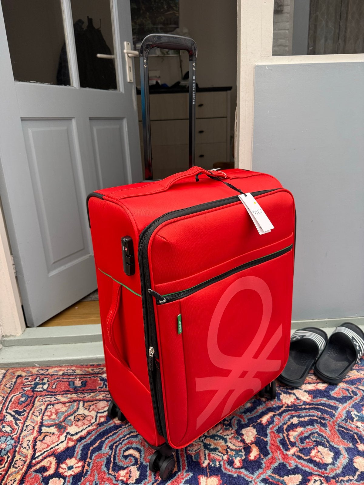 Delsey Paris Nieuwe rode Benetton koffer - 73L uitbreidbaar, 30 cm of meer, Nieuw, Ophalen of Verzenden, 60 tot 80 cm