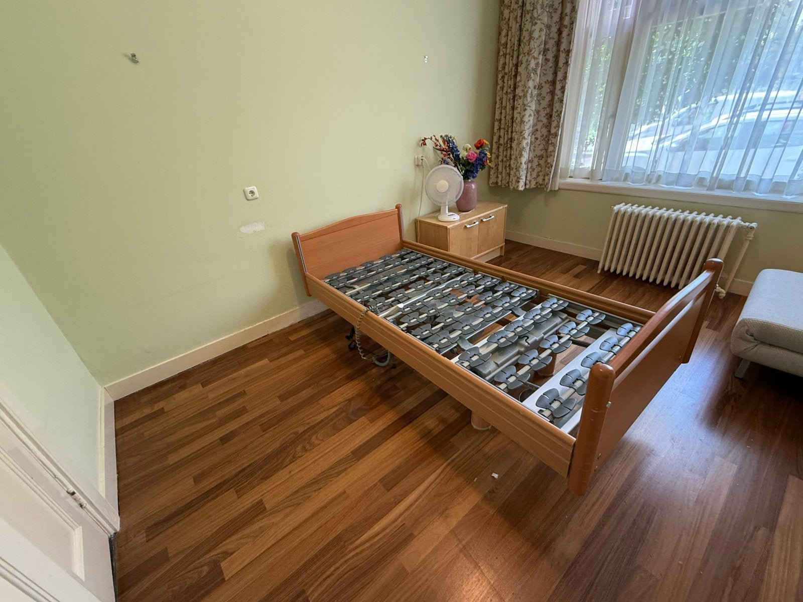 Verstelbaar bed (hoog/laag)  - ideaal voor zorg en comfort, Ophalen, 90 cm, Eenpersoons, Bruin