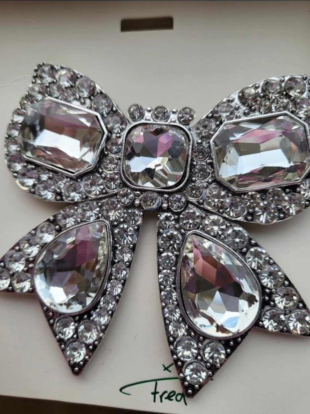 Strik Broche met Strass en Kristallen fred van leer, Overige materialen, Met strass, Ophalen of Verzenden, Zo goed als nieuw