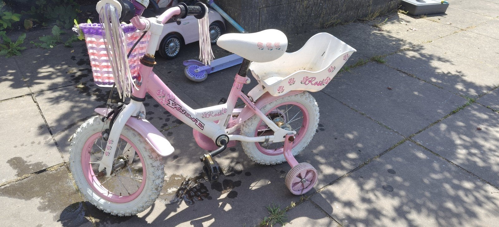 Roze kinderfiets met zijwieltjes en poppenzitje, Fietsen en Brommers, Fietsen | Kinderfietsjes, Ophalen, Terugtraprem, Zijwieltjes