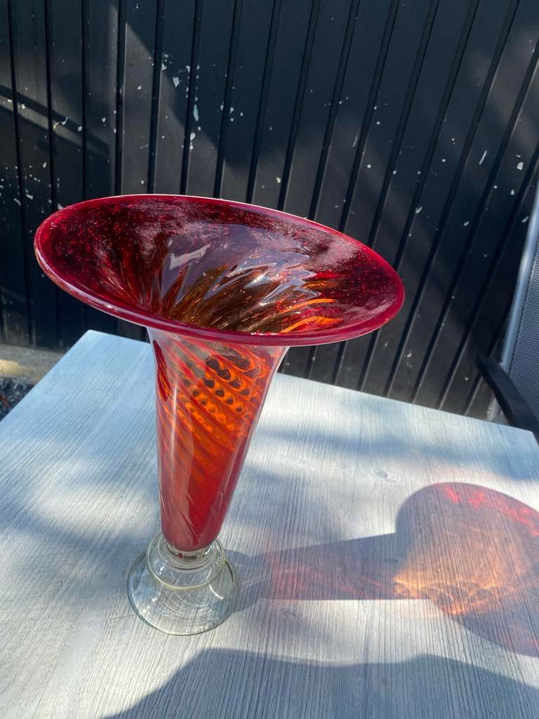Prachtige Murano vaas in rood en oranje glas, Ophalen of Verzenden, Rood, Glas, Minder dan 50 cm