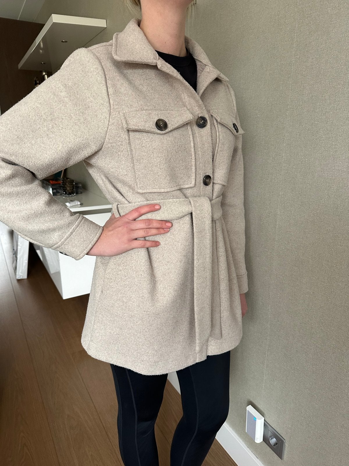 Schitterend Modström jasje met ceintuur -, Kleding | Dames, Ophalen of Verzenden, Zo goed als nieuw, Maat 36 (S), Beige