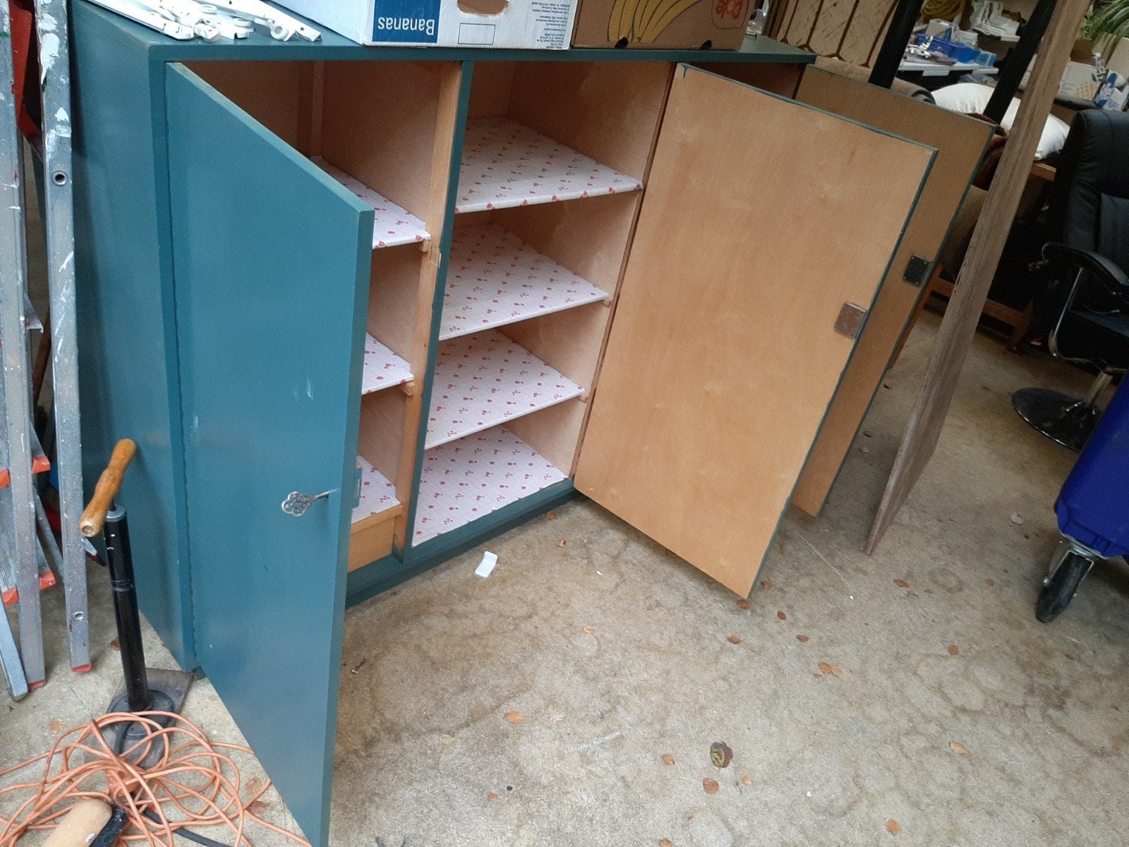 Groene houten kast met 3 deuren, 7 planken en 2 laden, Ophalen, Gebruikt