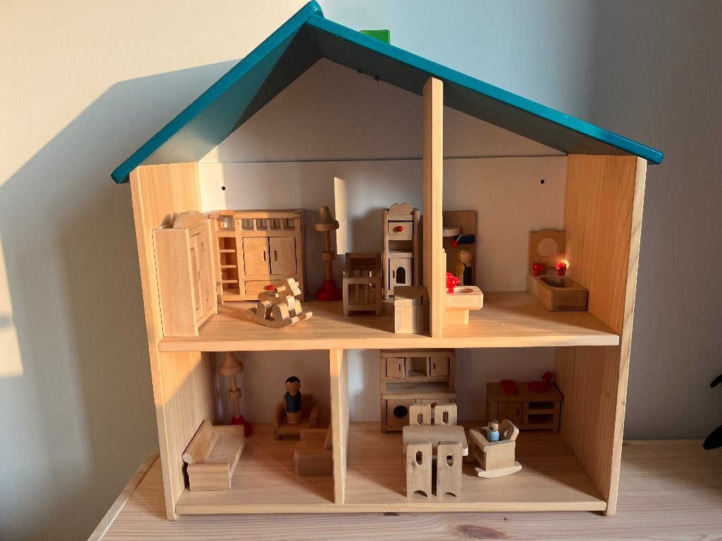 Mooi poppenhuis met houten meubeltjes, Ophalen, Zo goed als nieuw, Poppenhuis