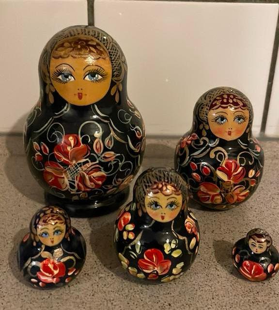 Matroesjka Baboesjka set hout 5 delig blauw bloemen goud, Verzamelen, Poppetjes en Figuurtjes, Ophalen of Verzenden, Zo goed als nieuw