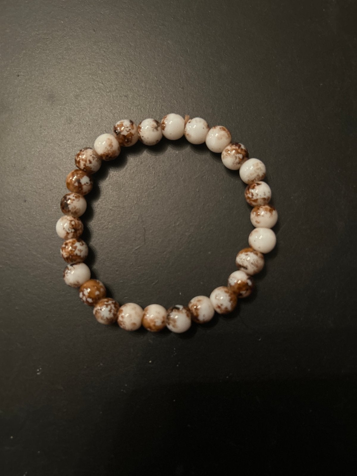 Unieke kralenarmband - Wit met bruine spikkels, Sieraden, Tassen en Uiterlijk, Verzenden, Nieuw, Wit, Overige materialen